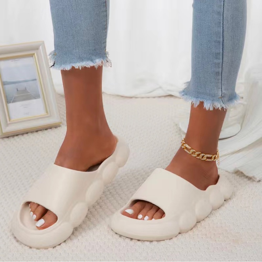 Cream/Ivory Thick Cloud Pattern Slides